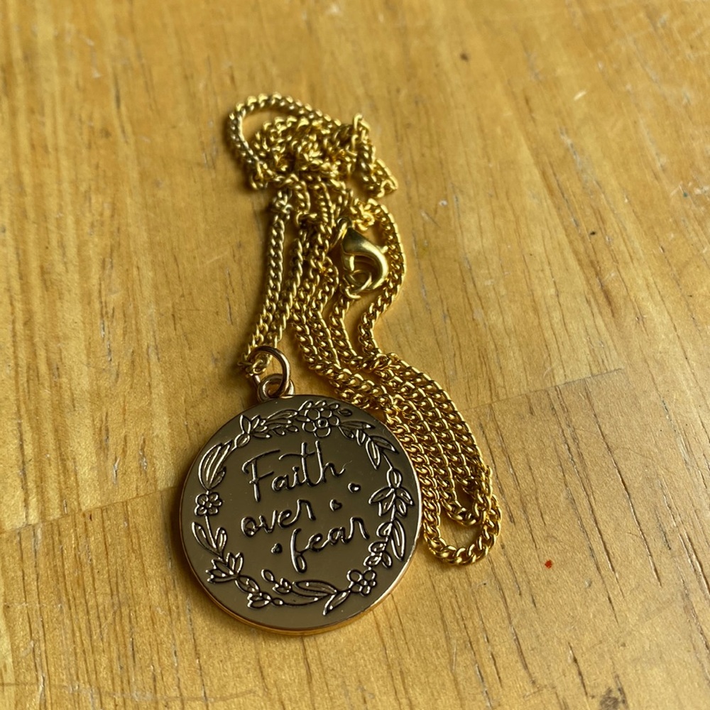 V! Faith over fear necklace in great condition